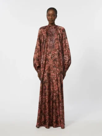 Ausgestelltes Kleid aus bedruckter Seide, bordeauxrot