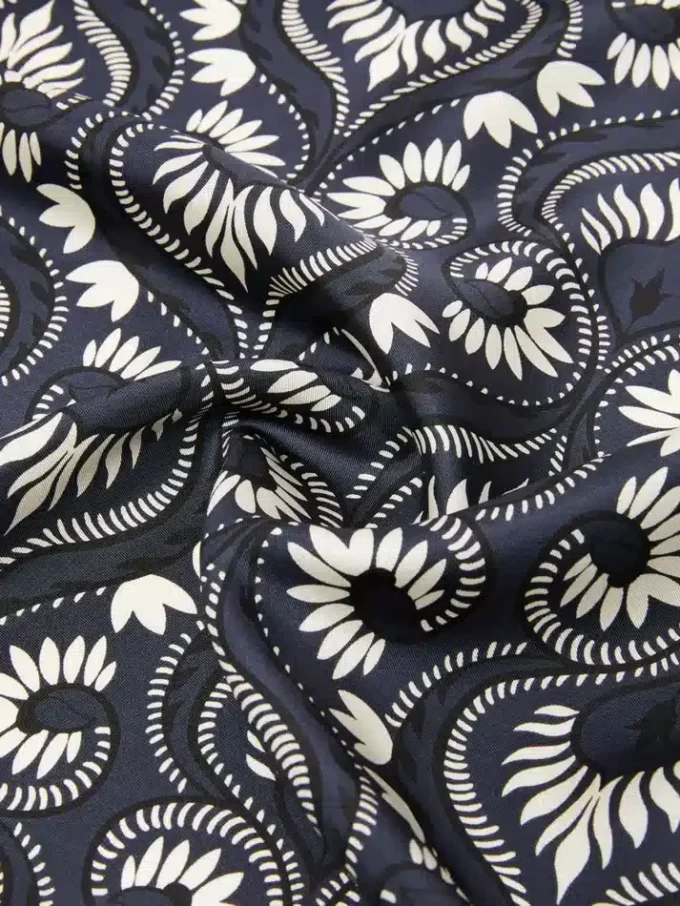 Bedrucktes quadratisches Seidenfoulard, marineblau Bedrucktes quadratisches Seidenfoulard, marineblau