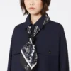 Bedrucktes quadratisches Seidenfoulard, marineblau Bedrucktes quadratisches Seidenfoulard, marineblau