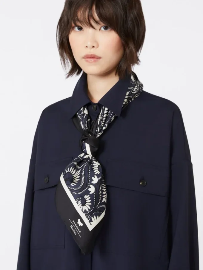 Bedrucktes quadratisches Seidenfoulard, marineblau Bedrucktes quadratisches Seidenfoulard, marineblau