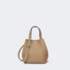 Extra kleine Archetipo-Tasche aus Leder, schlammfarben