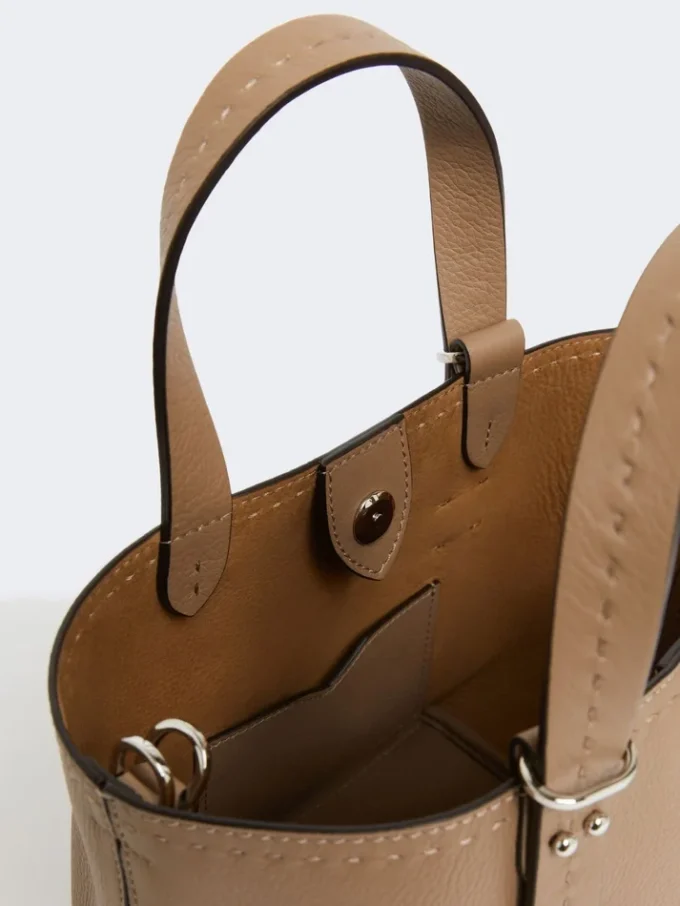 Extra kleine Archetipo-Tasche aus Leder, schlammfarben