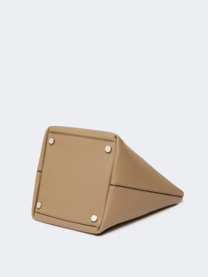 Extra kleine Archetipo-Tasche aus Leder, schlammfarben