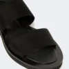 Flache Sandalen aus Leder und elastischem Gurtband, schwarz Flache Sandalen aus Leder und elastischem Gurtband, schwarz