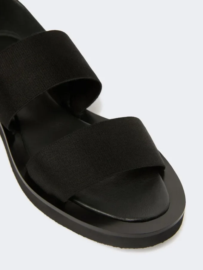Flache Sandalen aus Leder und elastischem Gurtband, schwarz Flache Sandalen aus Leder und elastischem Gurtband, schwarz