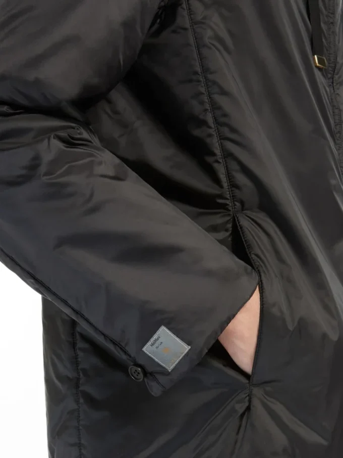Gepolsterte, wasserabweisende Kapuzenjacke, schwarz Gepolsterte, wasserabweisende Kapuzenjacke, schwarz
