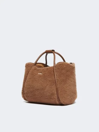 Kleine Tasche aus Teddy-Stoff in Marineblau, Camel