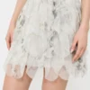 Kurzer Rock mit Blütenblättern aus bedrucktem Organza, perlgrau Kurzer Rock mit Blütenblättern aus bedrucktem Organza, perlgrau