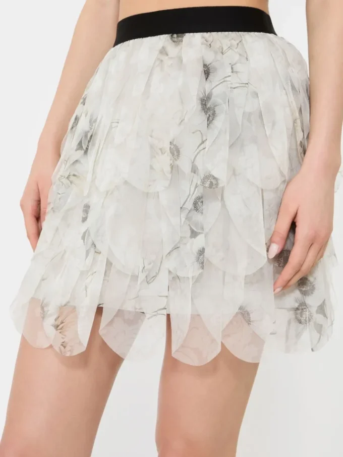 Kurzer Rock mit Blütenblättern aus bedrucktem Organza, perlgrau Kurzer Rock mit Blütenblättern aus bedrucktem Organza, perlgrau