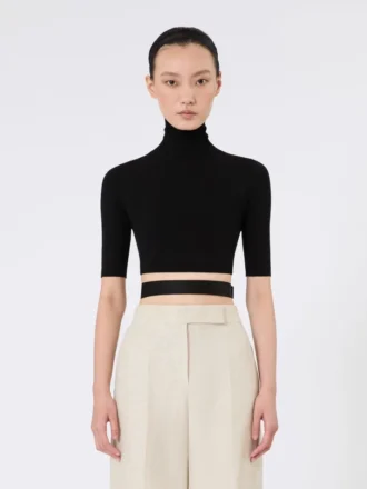 Kurzer Rollkragenpullover aus Stretch-Viskose, schwarz