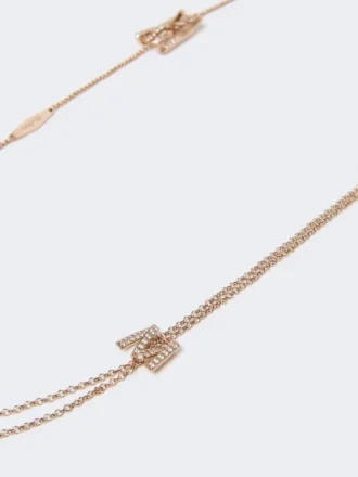 Lange Halskette mit Monogramm-Details, elfenbeinfarben