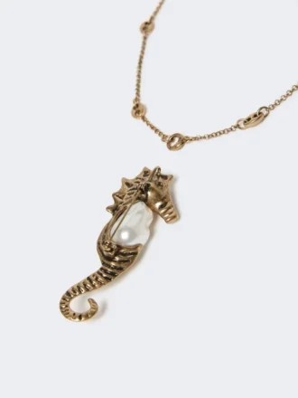 Metallic-Halskette mit Broschenanhänger, gold