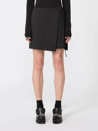 Minirock aus Gabardine mit Nadelstreifen, schwarz