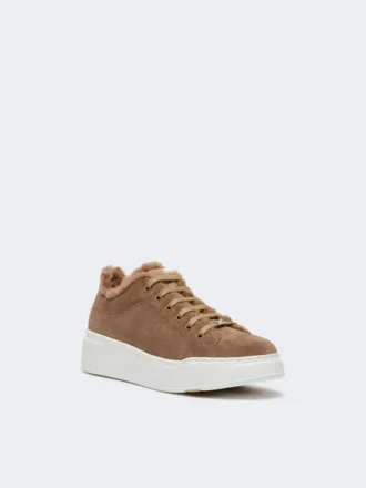 Sneaker aus Wildleder und Teddy-Stoff, haselnussbraun