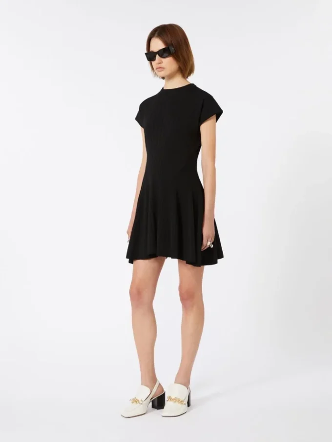 Strickkleid, tailliert, schwarz Strickkleid, tailliert, schwarz