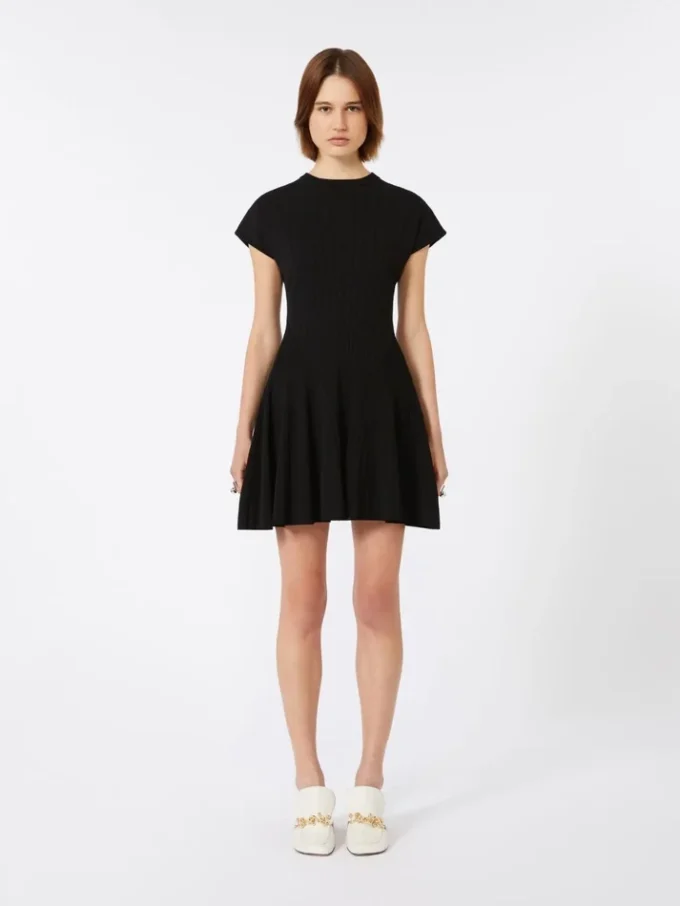 Strickkleid, tailliert, schwarz Strickkleid, tailliert, schwarz