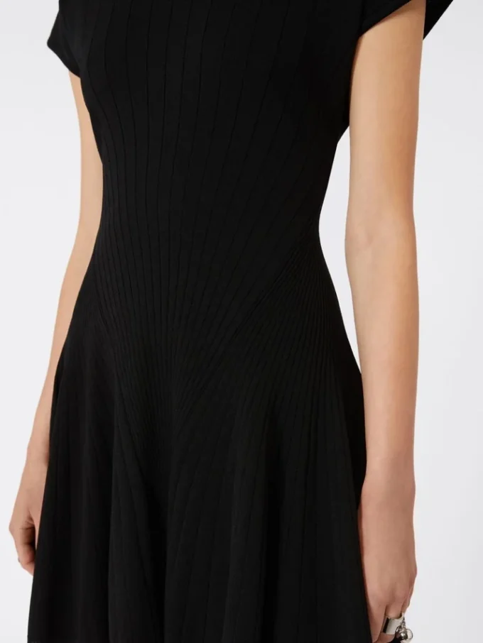 Strickkleid, tailliert, schwarz Strickkleid, tailliert, schwarz